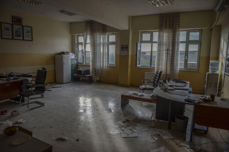 <p>Evlerini terk etmek zorunda kalan bazı mahalle sakinleri ise can güvenliklerinin kalmadığını, düzen ve huzur istediklerini dile getirerek, terör örgütü üyelerine tepki gösteriyor.</p>
