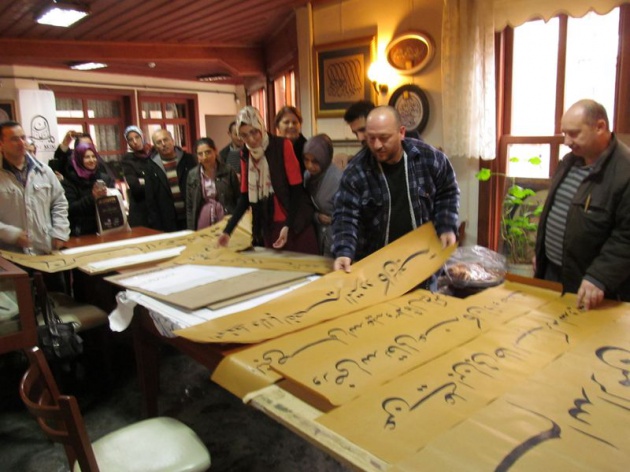 Hat sanatçısı Mahmut Şahin, yaklaşık 5 aylık bir çalışma ile devasa boyutlarda bir çalışmaya imza attı. Dünyanın en büyük hilye-i şerifi Türkiye'de yazıldı.