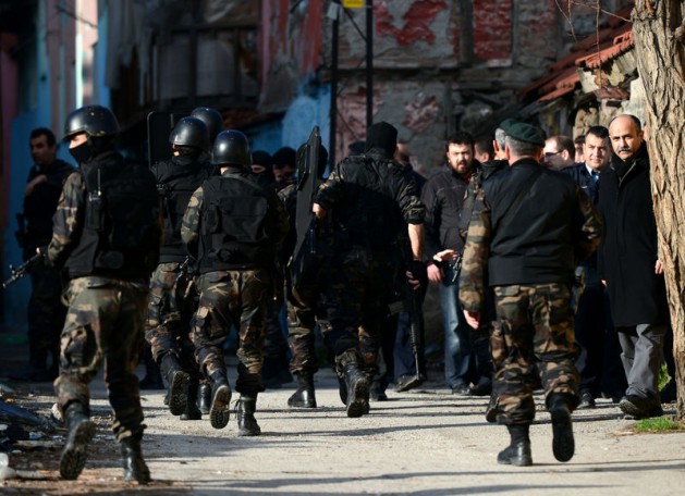 Ankara Emniyet Müdürlüğü, Özel Hareket polislerinin de aralarında bulunduğu 200 polisle Altındağ ilçesinde bazı adreslere operasyon düzenledi. Yaklaşık 3 saat süren operasyonda 1 kişi gözaltına alındı.