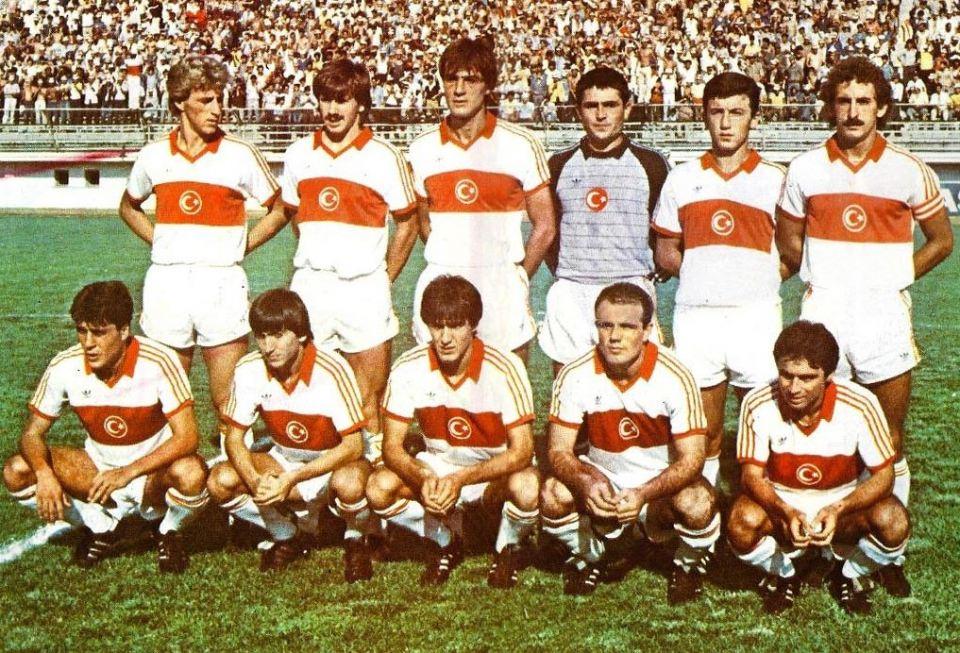<p><strong>Milli Takım (1984)</strong></p>

<p>6 Eylül 1984 tarihinde Antalya’da oynanan özel maçta SSCB Ümit Milli Takımı’nı 2-1 yenen A Milli Takım. Ay-yıldızlı ekibin teknik direktörü Candan Tarhan.</p>

<p>Soldan sağa</p>

<p>Ayaktakiler: İsmail Demiriz (Galatasaray), Metin Tekin (Beşiktaş), Muharrem Gürbüz (Karşıyaka), Arif Peçenek (Ankaragücü), Fikret Demirer (Beşiktaş), Cem Pamiroğlu (Fenerbahçe).</p>

<p>Oturanlar: Müjdat Yetkiner (Fenerbahçe), Rıdvan Dilmen (Sarıyer), Kemal Serdar (Trabzonspor), Hasan Şengün (Trabzonspor), İlyas Tüfekçi (Fenerbahçe).</p>
