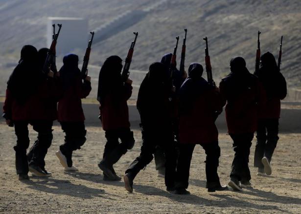 <p>G&ouml;n&uuml;ll&uuml; polis kadınlar arasından se&ccedil;ilen grup, başkent İslamabad'a yaklaşık 1,5 saat uzaklıktaki Nowshera ilinin Hakimabad b&ouml;lgesindeki eğitim merkezinde yoğun bir programa tabi tutuluyor.</p>
