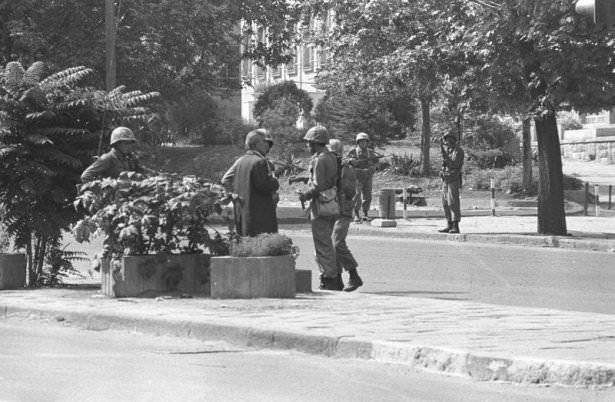 <p>12 Eylül 1980 sabahı sokağa çıkma yasağı ilan edildi.</p>
