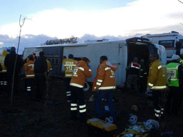 Sivas'ın Yıldızeli ilçesinde bir yolcu otobüsünün şarampole devrildiği, kazada 9 kişinin öldüğü 10 kişinin de yaralandığı bildirildi.
