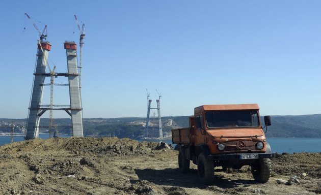 <p>Karayolları Genel Müdürlüğü, kule yüksekliğinin Avrupa yakasında 198 metre, Asya yakasında 198 metre olarak tamamlandığını bildirdi.</p>