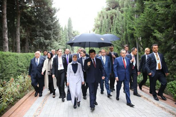 <p>Başbakan Ahmet Davutoğlu, resmi ziyaret için Azerbaycan'ın Başkenti Bakü'ye geldi. Davutoğlu, Azerbaycan’ın merhum Cumhurbaşkanı Haydar Aliyev’in kabri ile Türk ve Azeri şehitliklerini ziyaret etti. </p>
