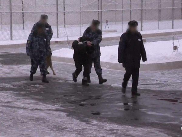 <p>24 saat sürekli gözetim altında olan mahkumların, günboyunca oturmalarına ya da yatmalarına izin yok.</p>
<p> </p>