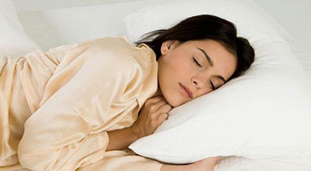 <p>Vücudun uykuya fizyolojik olarak hazırlandığı esnada meydana gelen bu durum, belirli elektriksel ve hormonal değişimlerin bir sonucudur.</p>
