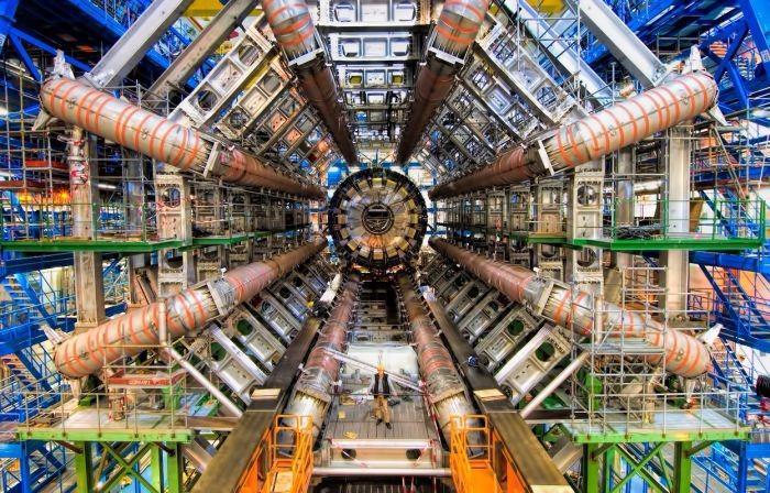 <p>Higgs bozon parçacıklarını tespit eden makine</p>
<p> </p>
