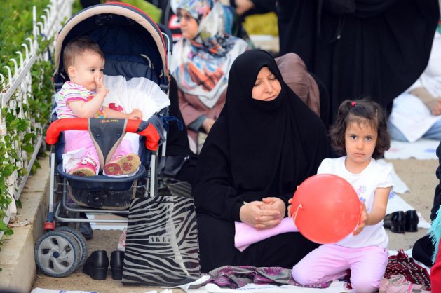 <p>"Namaz Gönüllüleri Platformu" ve "Mihrap Gönüllüleri Platformu"nun yanı sıra çeşitli sivil toplum kuruluşlarının çağrısı ve Diyanet İşleri Başkanlığı'nın hazırladığı özel programlar eşliğinde eda edilen bayram namazı için İstanbullular Sultanahmet Camisi'ni doldurdu.</p>