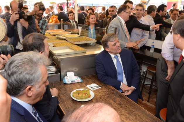 <p>Cumhurbaşkanı Abdullah Gül, Adana'da 10 yıl önce gittiği tatlıcıda tatlı keyfi yaptı.</p>