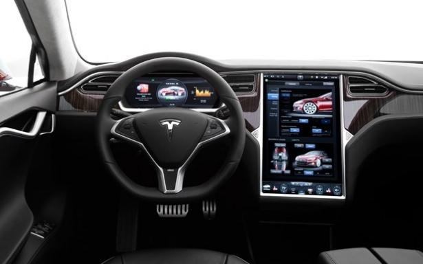 <p>Aynı Tesla’da olduğu gibi konsolunda çok büyük bir navigasyon ve eğlence paneli yer alıyor. Dev bir ekranı andıran panel Android 5.1 Lollipop işletim sistemi ile çalışıyor.</p>
<p> </p>