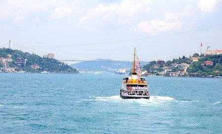 <p>Boğaz Keyfi: Vapurla Boğaz keyfi bayramda ayrı bir güzel… İstanbul’un tarihini izlerken, martılarla simidinizi paylaşabilir, Boğaz esintisinin tadını çıkarabilirsiniz.</p>
