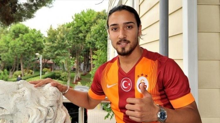 <p>Olcan ve Umut’un gitmeye ikna edilmesi güçlü bir ihtimal. Ancak, Tarık Çamdal kulübü epey uğraştıracak gibi.</p>
