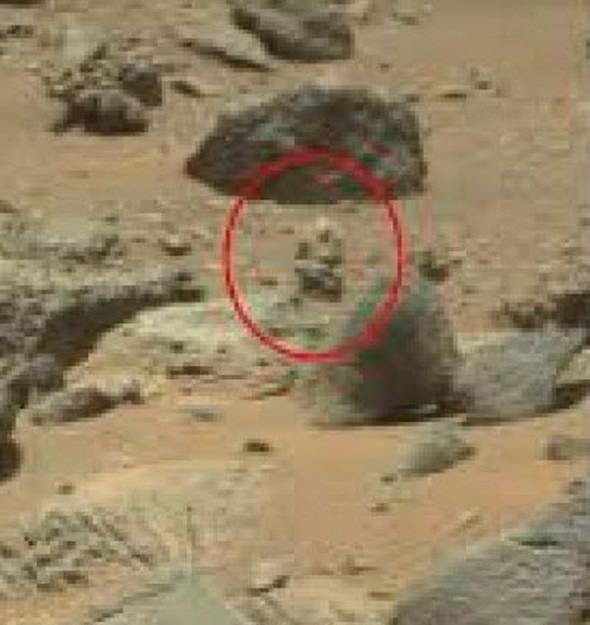 <p>Mars'tan sık sık Dünya'ya görüntü gönderen Curiosity aracının geçtiği görüntülerden biri de 'uzaylı savaşçı' oldu. Uzaktan bakıldığında ne olduğu belli olmayan cisme biraz daha yakınlaştırıldığında ilginç bir görüntü ortaya çıkıyor.</p>

<p> </p>
