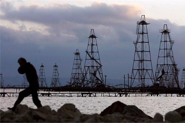 <p><strong>Azerbaycan</strong><br />
Azerbaycan ise düşen petrolün faturasını sert bir devalüasyonla ödedi. Bu ay serbest kur rejimine geçen ülkenin yerel para birimi manat, dolara karşı yüzde 47 değer kaybetti.</p>
