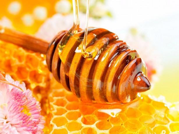 <p>Arıların çiçeklerden, meyve tomurcuklarından, yuttukları nektarın, invertaz enzimi sayesinde değişime uğramasıyla oluşan bal, mide bağırsak gazlarını izole ediyor.</p>
