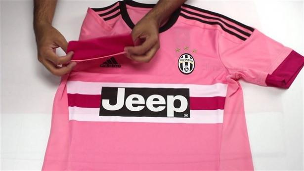 <p>Orijinal renkleri pembe olan Juventus, Notts County'nin siyah-beyaz renklerini görünce aklı başına gelmiş olacak ki bugünkü renklerine geçme kararı aldı.</p>