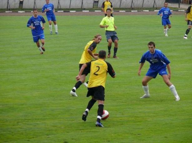 <p>1998'de ikinci lig ekibi Jiul Petrosani'de forma giyen Romen orta saha oyuncusu Ion Radu, Valcea takımına 500 kilo et karşılığında satıldı.</p>