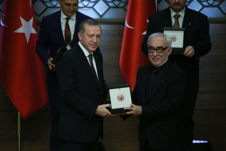 <p>Sinema dalında ödüle hak kazanan ünlü oyuncu Şener Şen</p>
<p><strong><a href="http://video.haber7.com/video-galeri/82326-cumhurbaskanligindan-sener-sene-buyuk-odul" target="_blank"><span style="color:#FFD700">VİDEO İÇİN TIKLAYIN.</span></a></strong></p>
