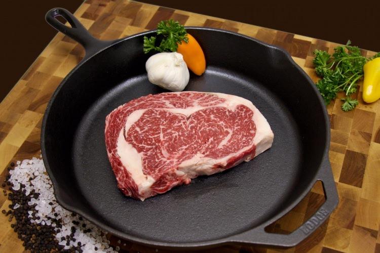 <p>Wagyu sığırları her gün masaj yapılarak rahatlamaları sağlanıyor.</p>