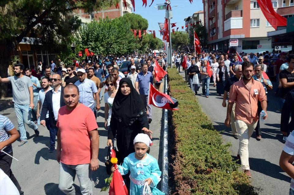 <p>Hakkari'nin Çukurca ilçesinde terör örgütü PKK mensuplarına yönelik sürdürülen operasyonda şehit düşen Astsubay Bahri Uçuş, memleketi Aydın'ın Kuyucak ilçesinde toprağa verildi.</p>