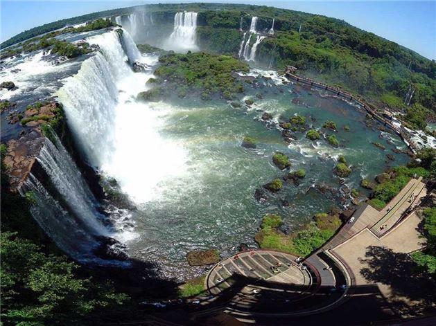 <p>Brezilya ve Arjantin'i ayıran Iguazu Şelalesi</p>

<p> </p>
