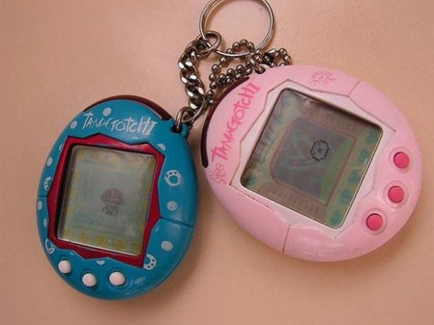 <p><strong>1996: Tamagotchi / Sanal Bebek</strong><br />
Tüm dünyayı bir süreliğine etkisi altına alan Sanal Bebek çılgınlığı, 1996 yılında hat safhaya çıkmıştı.</p>
