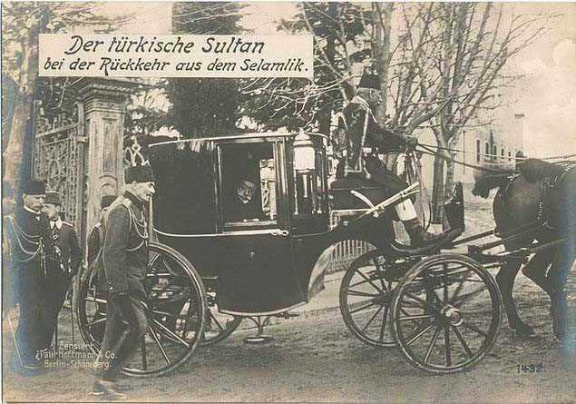 <p>Selamlıktan dönen Sultan Reşat.</p>