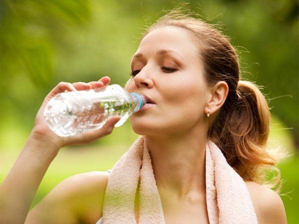 <p>Vücudun günlük ihtiyacı olan su miktarı karşılanmadığında ciddi rahatsızlıklara neden olabileceğini biliyor muydunuz? Peki, yeterli miktarda su tüketilmediğinde neler olur? İşte susuzluğun neden olduğu hastalıklar...</p>

