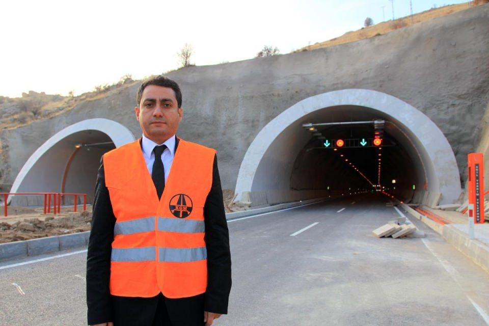 <p>Tünelin bağlantı yollarıyla uzunluğunun 8 bin 657 metre olduğunu belirten Özdemir, "Bunun 7 bin 57 metresi bağlantı yolları, bin 600 metresi de Karahan Tüneli'nden oluşmaktadır. Yolun platform genişliği 22 metredir. Tünel, çift tüp olup 10,8 metre genişliğinde, 7 metre yüksekliğinde, kullanılabilir gabarisi de 5 metre olan bir tüneldir. Karahan Geçidi'ne açılan tünel ile 20 dakikayla geçilen yol, 5 dakika gibi kısa bir süreye indirilmiştir" diye konuştu.</p>
