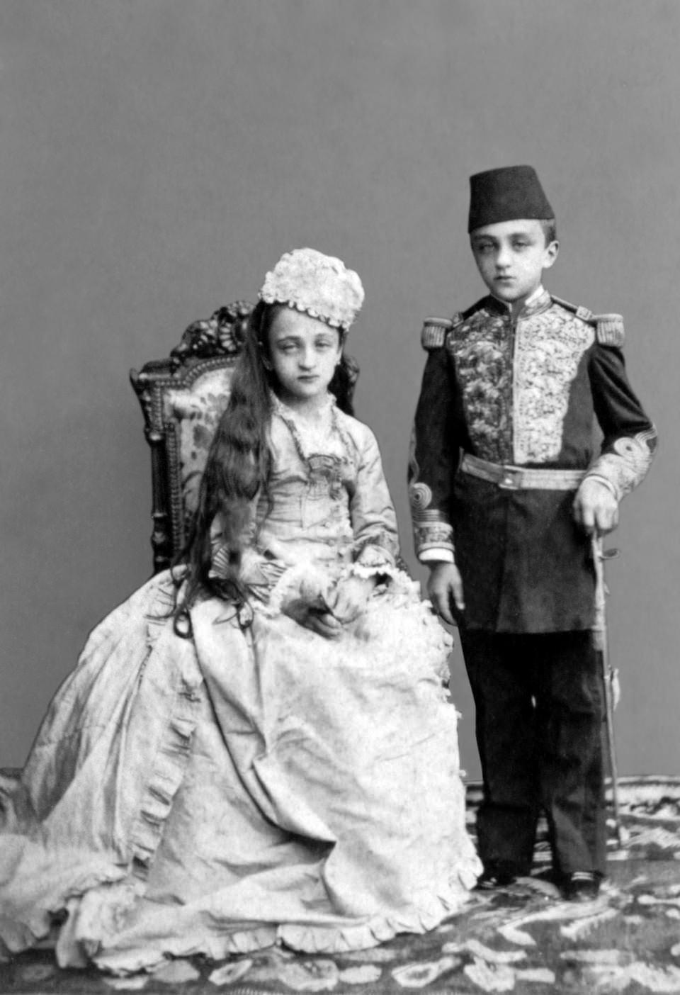<p>Kitap “harem”e girebilen saray fotoğrafçıları Abdullah Frères (Abdullah Kardeşler) ve Vasilaki (Basile) Kargopoulo ile ilgili bilgilerle son buluyor.<br />
<br />
<strong>Nazime Sultan ve Halife Abdulmecid Sultan</strong></p>