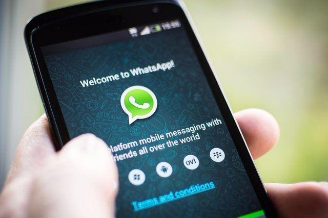 <p>Artık bu sayede, Siri’ye verilen sesli komutlarla WhatsApp mesajı yazılabiliyor veya WhatsApp görüşmesi başlatılabiliyor. Ayrıca aynı anda birden fazla sohbet grubuna aynı mesaj veya medyanın gönderilmesi, kilit ekranını açmadan gelen WhatsApp aramasının yanıtlanabilmesi, WhatsApp widget’ı eklenebilmesi gibi farklı yeni özellikler de getirildi.</p>

