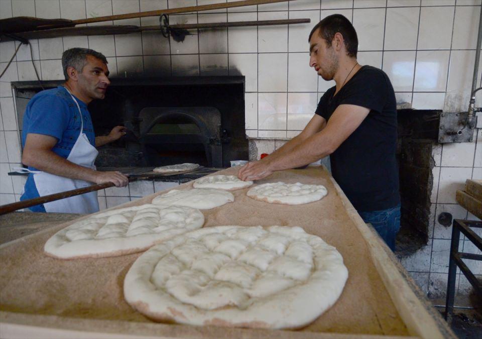 <p>Vatandaşlarımızın ramazanda sade pidenin yanında çoğunlukla yumurtalı, susamlı, ve kıymalı pide istiyor. Biz de isteğe göre her türlü pide çıkartıyoruz." diye konuştu.</p>
<p> </p>