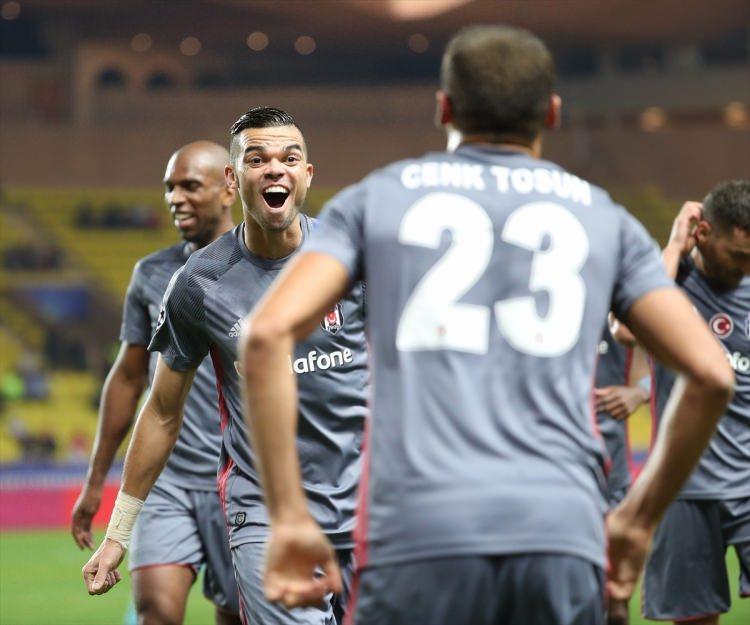 <p>İsveç spor internet sitesi olan Robosport ise Cenk Tosun'u övdüğü haberinde "Zaferin arkasındaki isim" manşetini attı.</p>
