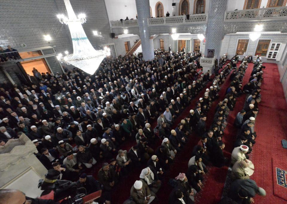 <p>Bütün bu hastalıkları bir tarafa bırakarak birlikte iyiliği, güzelliği, ahlakı, kardeşliği inşa etmeliyiz ve sonra da yardıma muhtaç olan tüm kardeşlerimize ulaşmalıyız. Sınava girecek bütün gençlerimize Cenabı Allah yardım eylesin, zihinlerini açık eylesin. Sadece dünyevi olarak değil, asıl onları kuşatan kötülüklerden onları muhafaza eylesin, asıl zihinlerini işgal eden cehaletten onları muhafaza eylesin. </p>