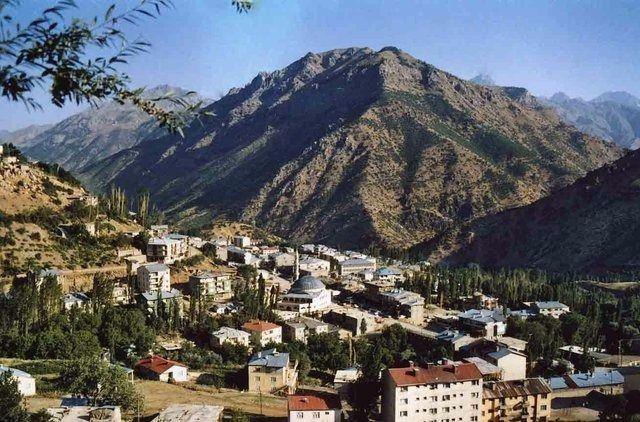<p><strong>Hakkari</strong></p>

<p>Kayıtlı Suriyeli: 1,000</p>

<p>Şehir Nüfusu: 267,813</p>

<p>İl nüfusu ile karşılaştırma yüzdesi: 0.37</p>
