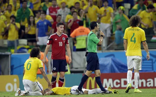 <p>Yıldız oyuncun karşılaşmanın ardından Sao Carlos Hastanesi'ne kaldırıldığını belirten Lasmar, "Kontrollerde, Neymar'ın 3. omurunda kırık tespit edildi.</p>