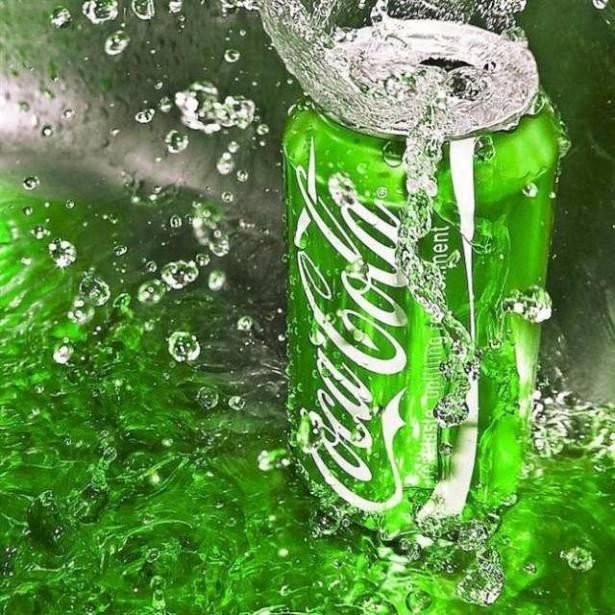 <p>Coca Cola'da renklendirici kullanılıyor; gerçek rengi ise yeşil.</p>
<p> </p>