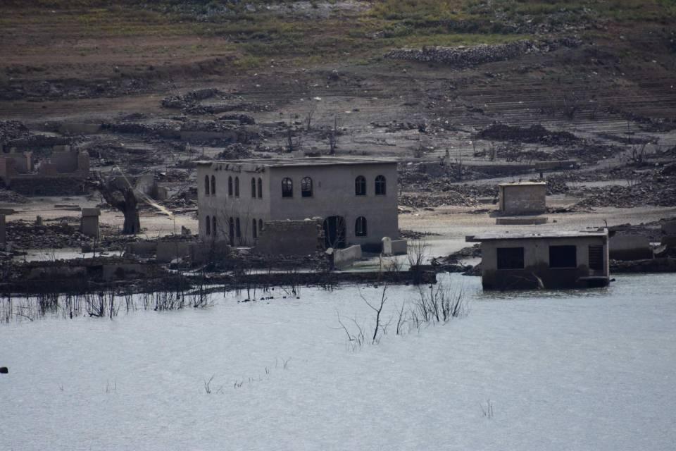<p>Bir yanda köyün şu anki durumuna üzülen vatandaşlar, diğer yanda ise yıllar sonra "hayalet köy" şeklinde de olsa evleri, kurum binalarını, çeşmeleri, yolları yeniden görebilmenin duygusallığını yaşadı. </p>
