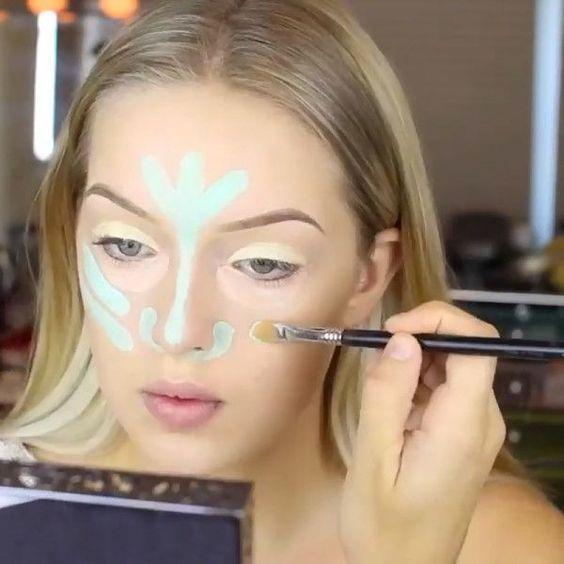 <p>Makyaj yaparken eğlenmek isteyen kadınlar ise, yaptığı palyaço kontürünü 'ClownContouring' adı ile sosyal medya hesaplarından paylaştı.</p>