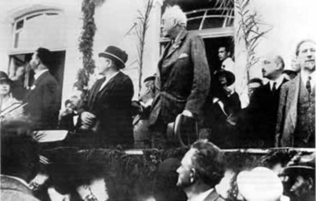 <p>ve bu amaca ulaşılması için elinden geleni yapacaktır" der. Balfour, Tel-Aviv'de Yahudi cemaati tarafından kahraman gibi karşılanmıştır, Filistinli Araplar ise bu ziyaretten memnun kalmamış ve genel grev çağrısı başlatmıştır.</p>

<p> </p>
