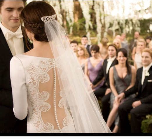 <p><strong>7.Kristen Stewart - The Twilight Saga</strong></p>

<p>Carolina Herrera tarafından tasarlanan aşağıya kadar düğmeli, uzun kollu gelinliğin değerği 35 bin Dolar </p>
