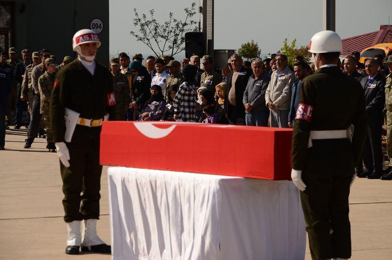 <p>Törene katılan şehit yakınları ve görev arkadaşları gözyaşlarına hakim olamadı. Şehit korucunun ailesi Kürtçe ağıt yaktı.</p>

<p> </p>
