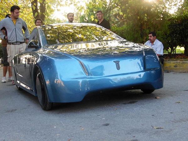 <p>Söz konusu aracın 2 ay önce TÜBİTAK tarafından düzenlenen ve 30  üniversiteden elektrikli araçların katıldığı Elektro Mobil Yarışmasında birinci  seçilerek "en verimli araç" unvanını kazandığını hatırlatan Zurnacı, aracın motor  ve batarya kısmı dışında tüm üretimi ile tasarımının yerli olduğunu dile getirdi.</p>

<p> </p>
