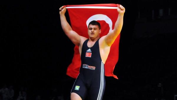 Rıza KAYAALP  YAŞ: 22, BOY: 1.81, KİLO: 120 KULÜBÜ: ASKİ YARIŞ GÜNÜ: 6 Ağustos İDDİALI RAKİPLERİ: Lopez (KÜB), Tinaliev (KAZ), Babajanzadeh (İRA), Baroev (RUS), PQatrikeev (ERM) EN İYİ DERECELERİ: 2011 Dünya Şampiyonu, 2010, 2009 Dünya 3.’sü, 2011, 2010 Avrupa şampiyonu, 2011 Avrupa 2.’si,  