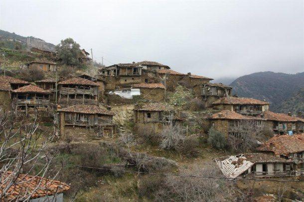 <p>&Ouml;demiş il&ccedil;esinde, tarihi bir &ouml;neme sahip olan ve b&ouml;lgede satılık k&ouml;y olarak adlandırılan L&uuml;bbey K&ouml;y&uuml; ilgi bekliyor.</p>
