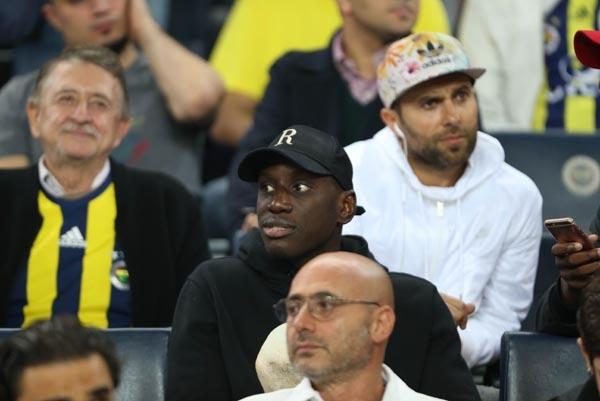 <p>Bir dönem Beşiktaş forması giyen Demba Ba da tribünde yer aldı.</p>
