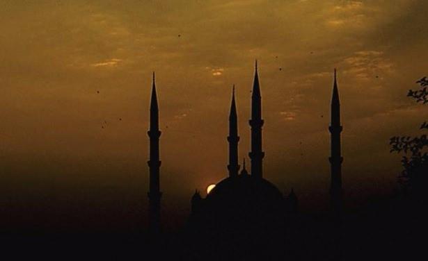 <p>Biat esnasında bile kadınların elini tutmazdı.</p>
<p> </p>