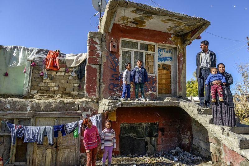 <p>Yaşadıkları evin yıkılma tehlikesinin bulunduğunu dile getiren Nasır, çocuklarını okula gönderemediğini ve onların hastalanmasından endişelendiğini belirtti.</p>
<p> </p>
