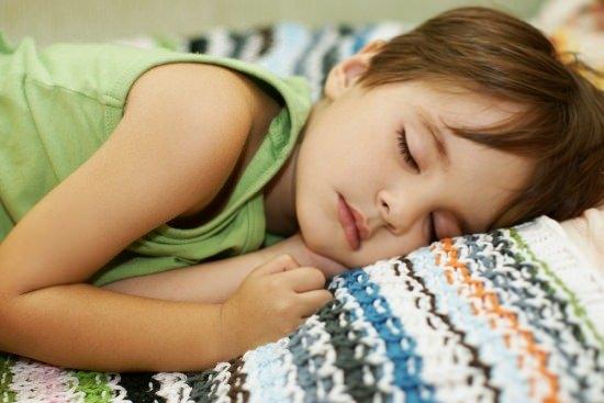 <p>Bazı çocuklarda ise alerjiye bağlı olarak burun içindeki mukoza ve etlerde şişmeler meydana gelir. Bunun için alerji testi yapılması gerekir.</p>
